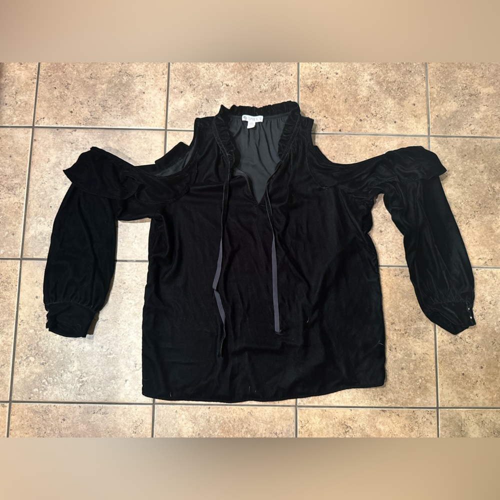 Eliane Rose black velvet cold shoulder top women's size M
